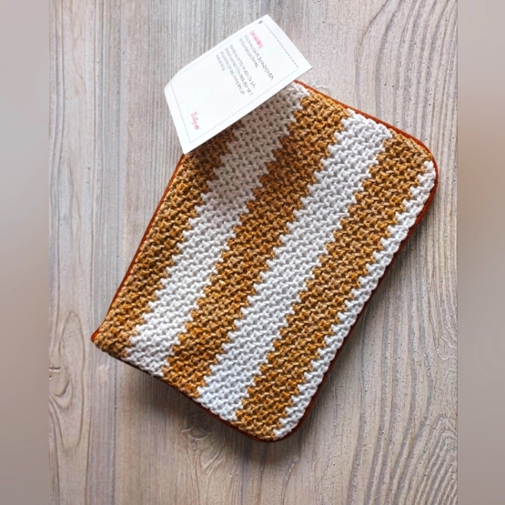 New Thirty-One woven straw pouch